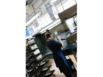 Окраска деревянных изделий в производственном цехе